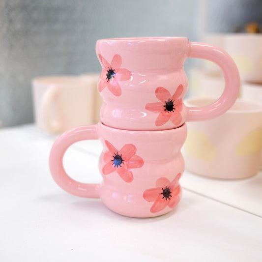 Kubek Brzuszek z uchem 340 ml / różowy w maki