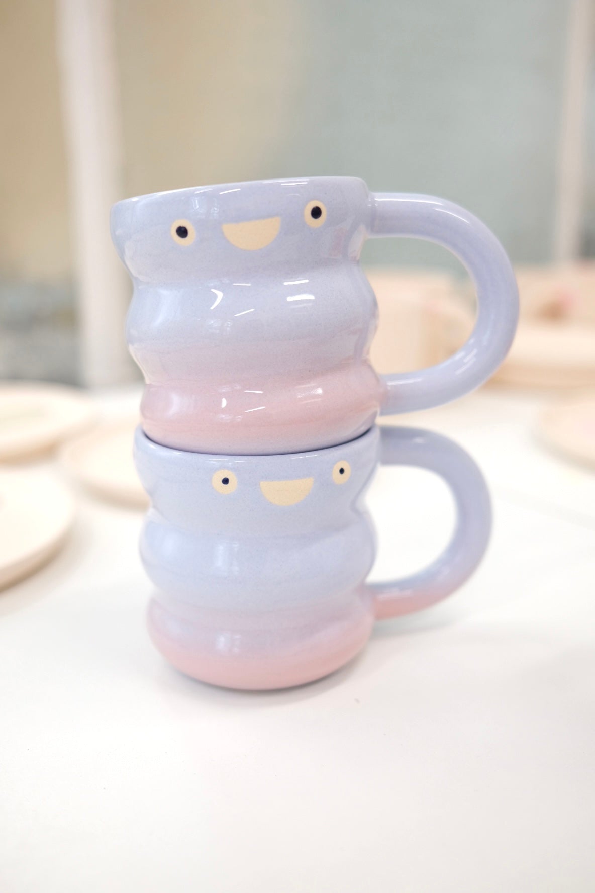 Kubek Brzuszek z uchem 340 ml / niebiesko-różowy