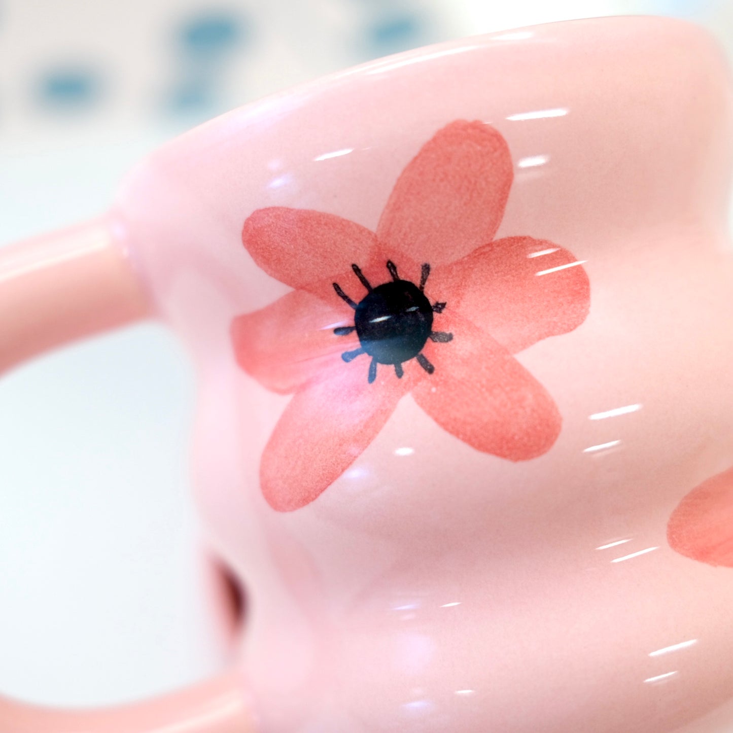 Kubek Brzuszek z uchem 340 ml / różowy w maki