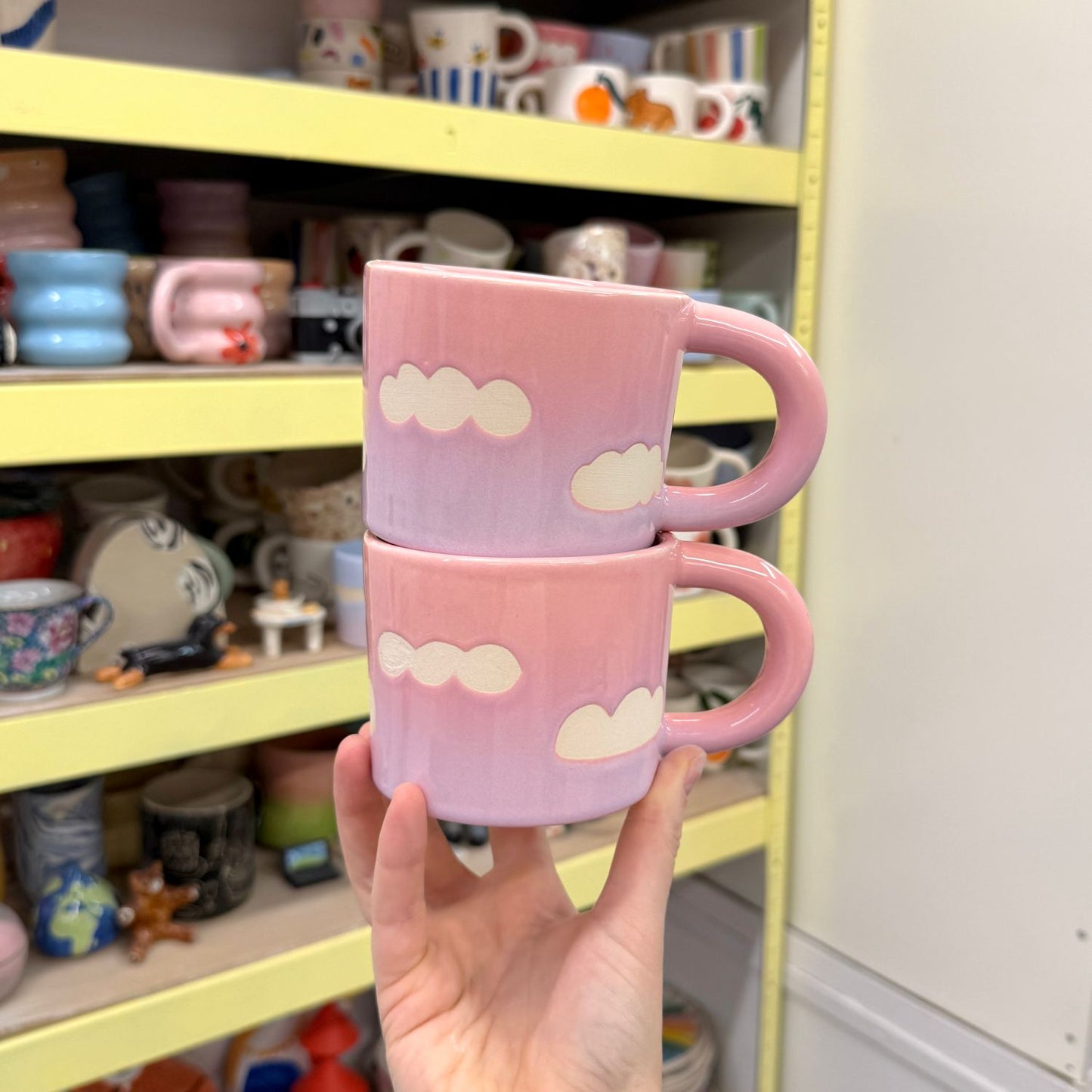 Kubek w chmury - różowo-fioletowy zachód słońca