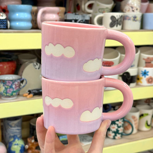 Kubek w chmury - różowo-fioletowy zachód słońca