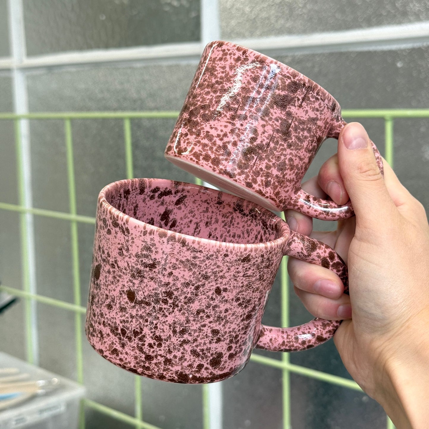 Nakrapiany kubek - różowo-brązowy