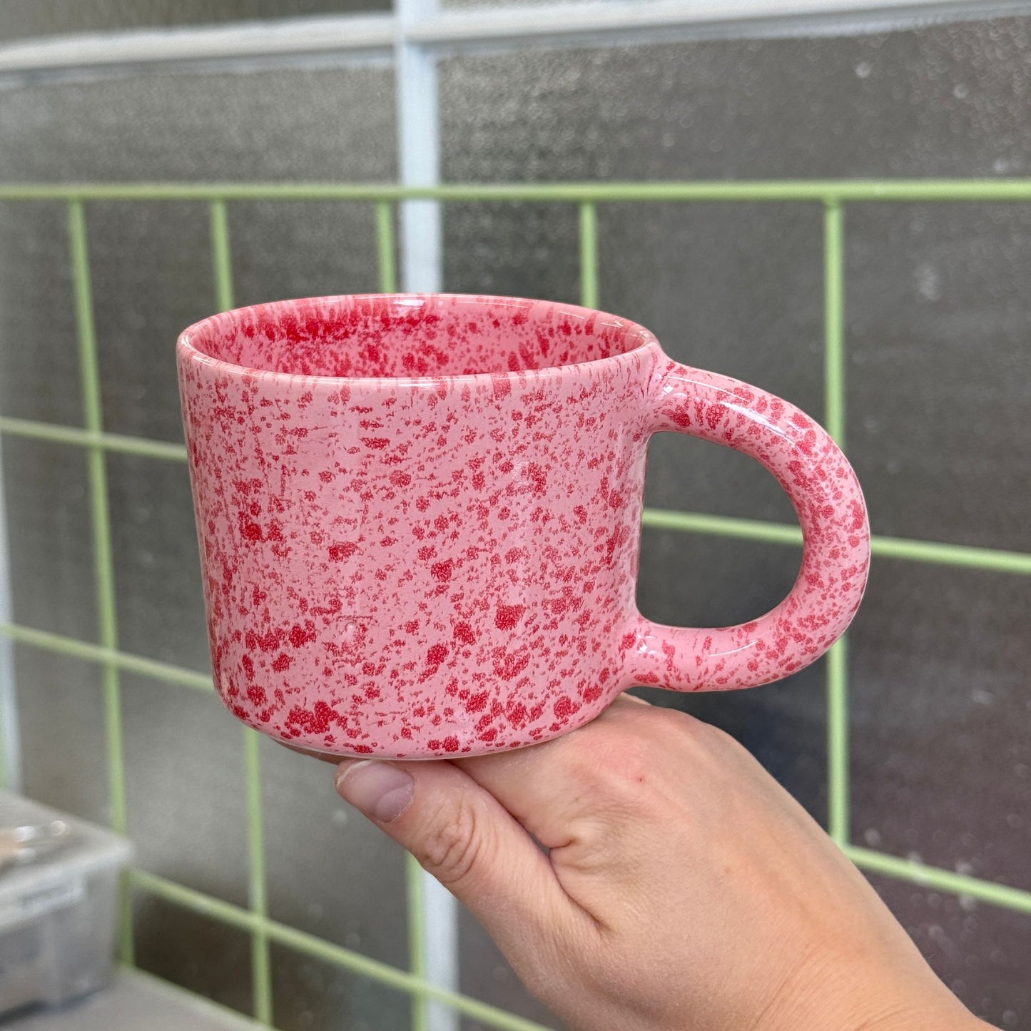 Nakrapiany kubek - różowo-czerwony