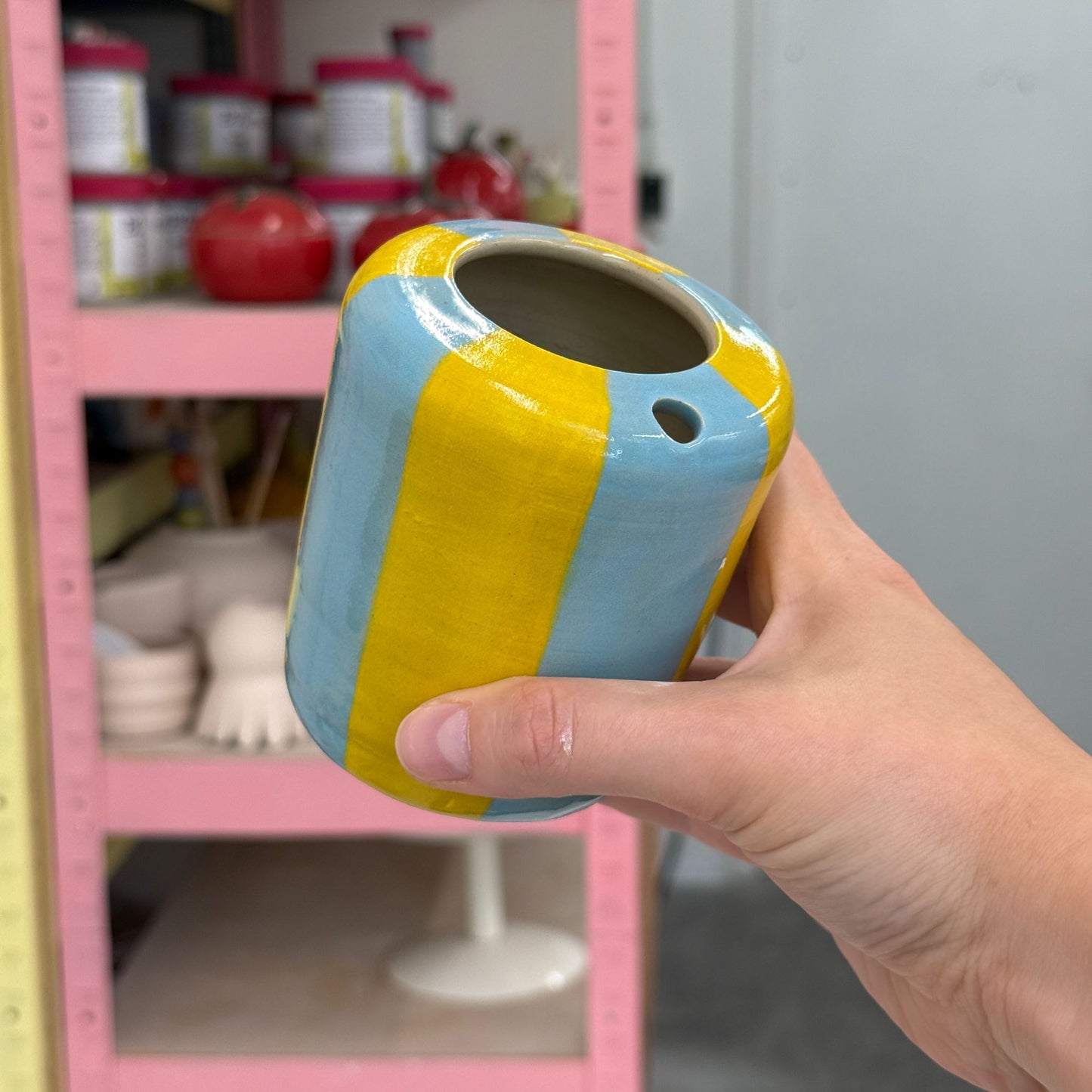 Travel tumbler / kubek na wynos - niebiesko-żółte paski (szeroki spód)