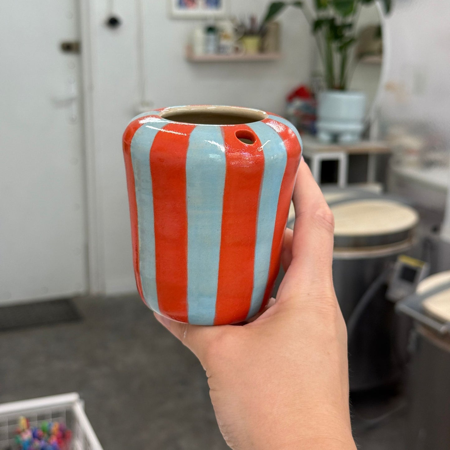 Travel tumbler / kubek na wynos - niebiesko-czerwone paski (węższe)
