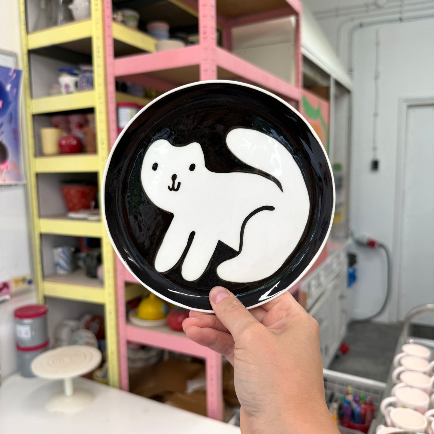 Talerzyk z czarno-białym kotkiem 17 cm