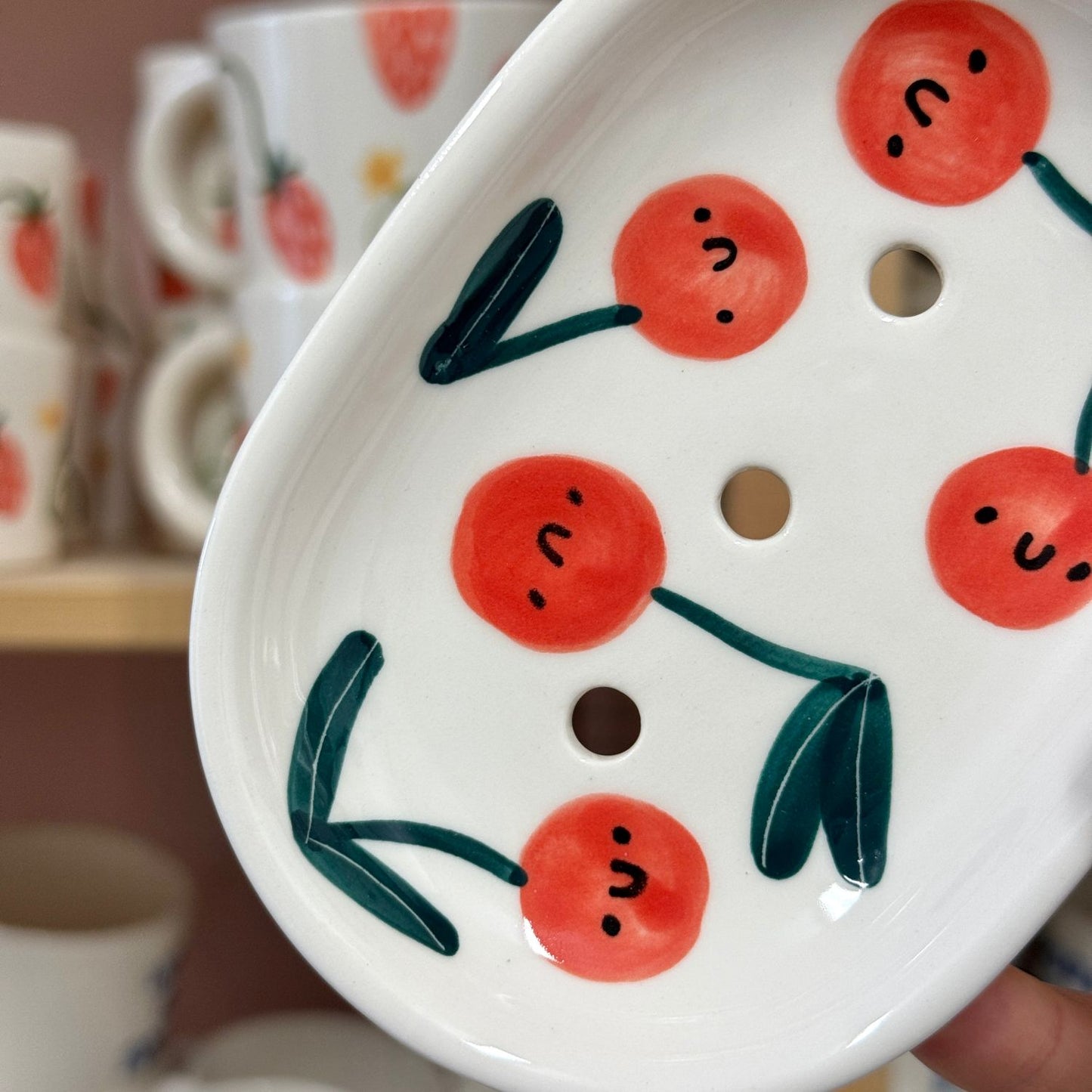 Mydelniczka z wisienkami