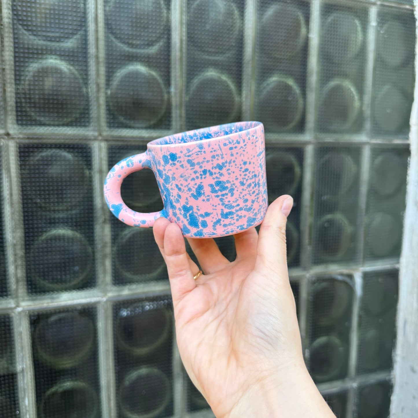 Nakrapiany kubek - różowo-niebieski