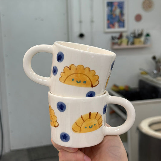 Kubek w pierogi z jagodami