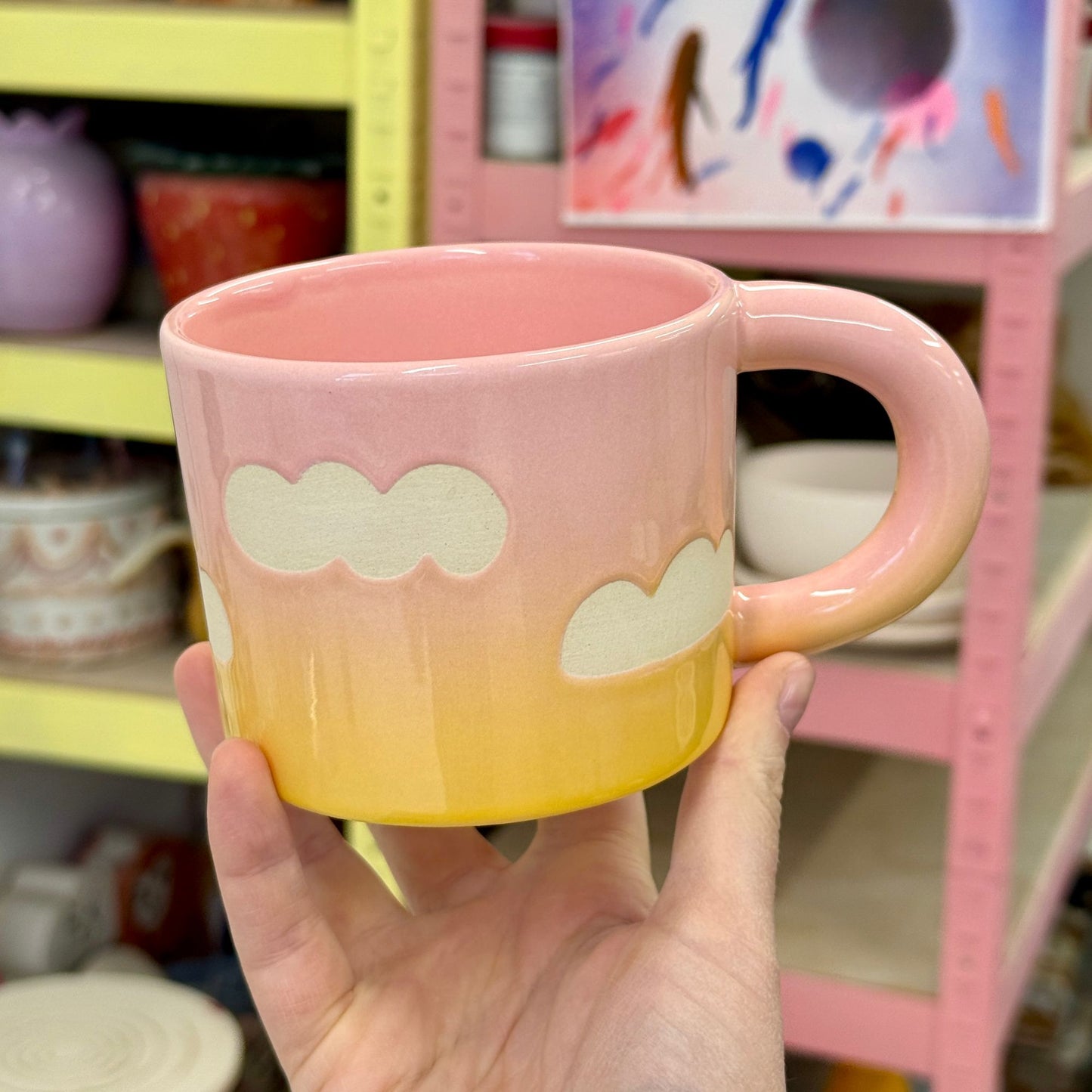 Kubek w chmury - różowo-żółty
