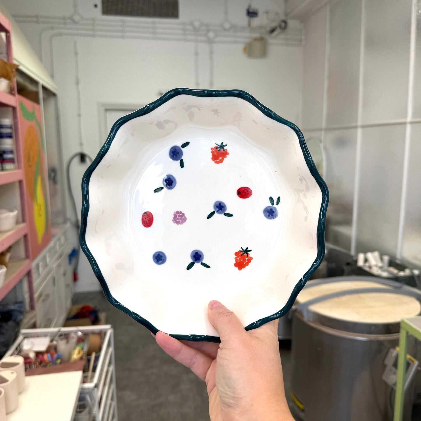 Głęboki talerz kwiatek w owoce leśne