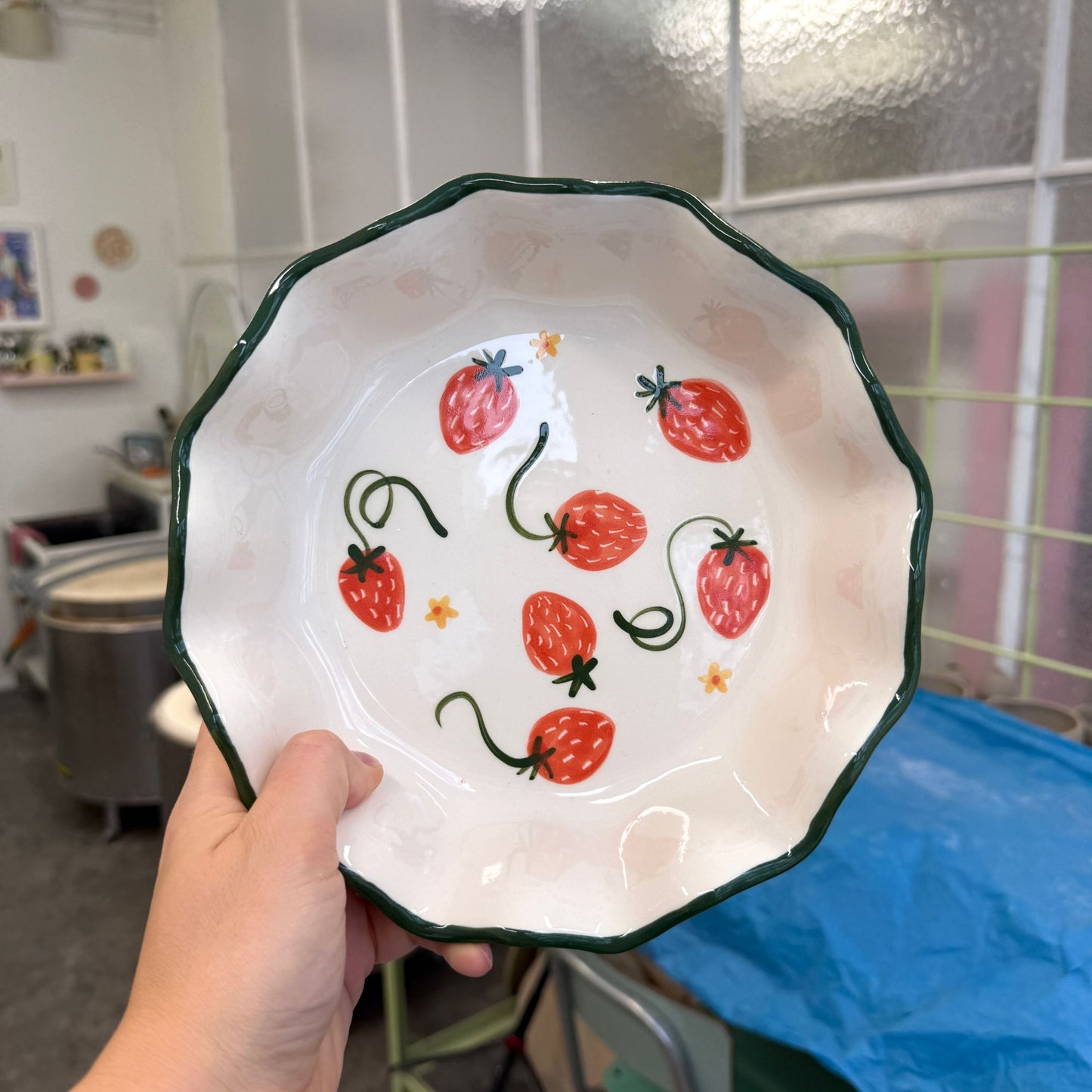 Głęboki talerz kwiatek z truskawkami