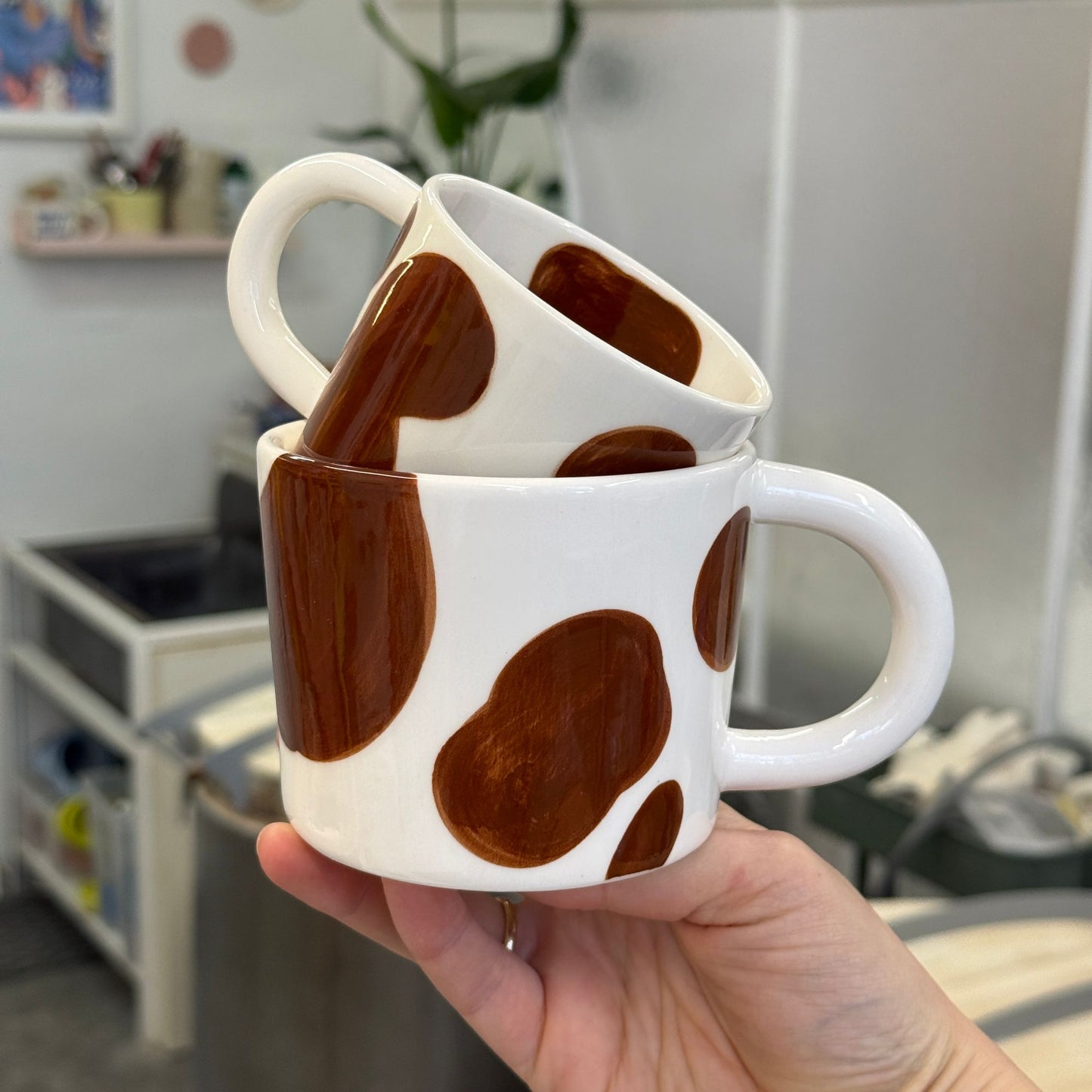 Kubek w krowie łaty - brązowy