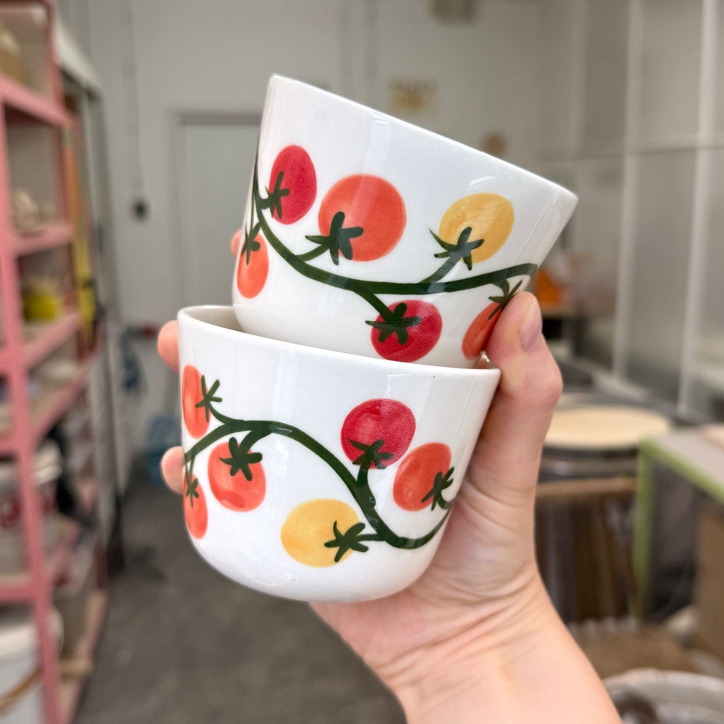 Czarka z gałązką pomidorów