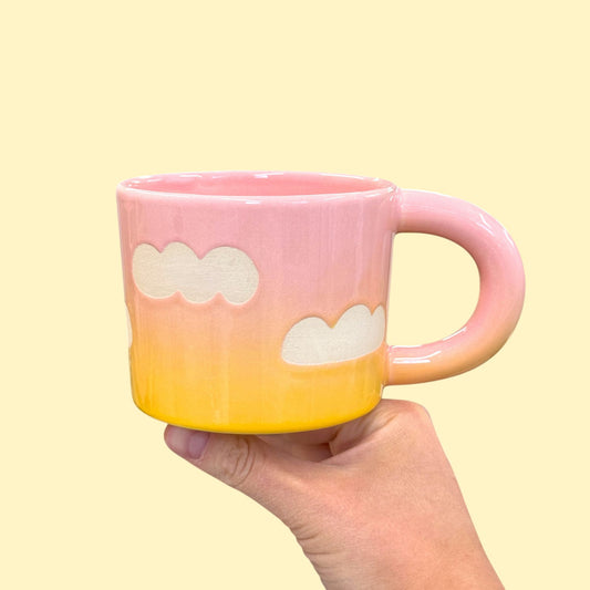 Kubek w chmury - różowo-żółty