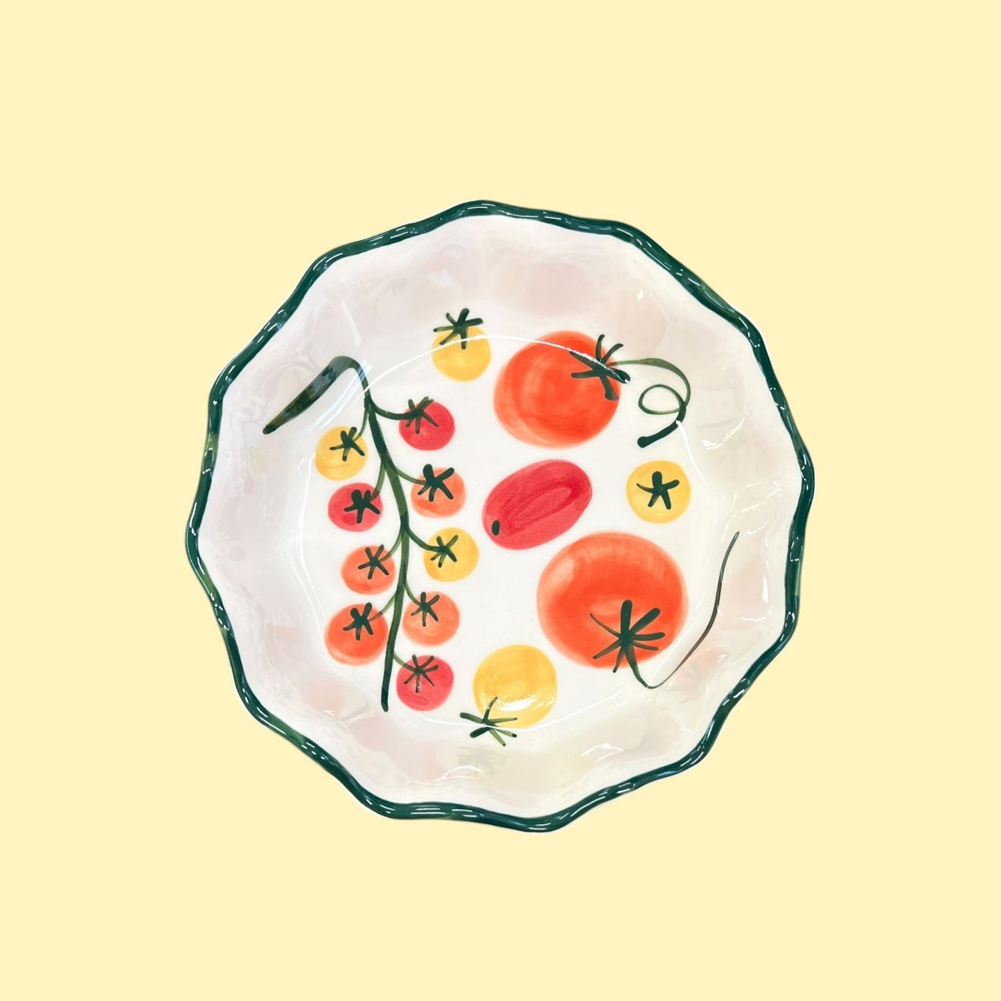 Głęboki talerz kwiatek w pomidory