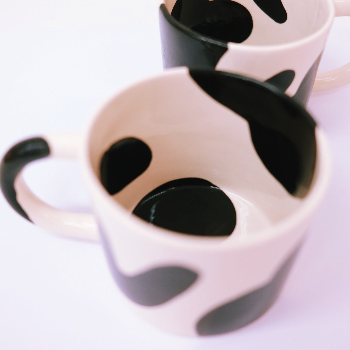 Kubek w krowie łaty - czarny