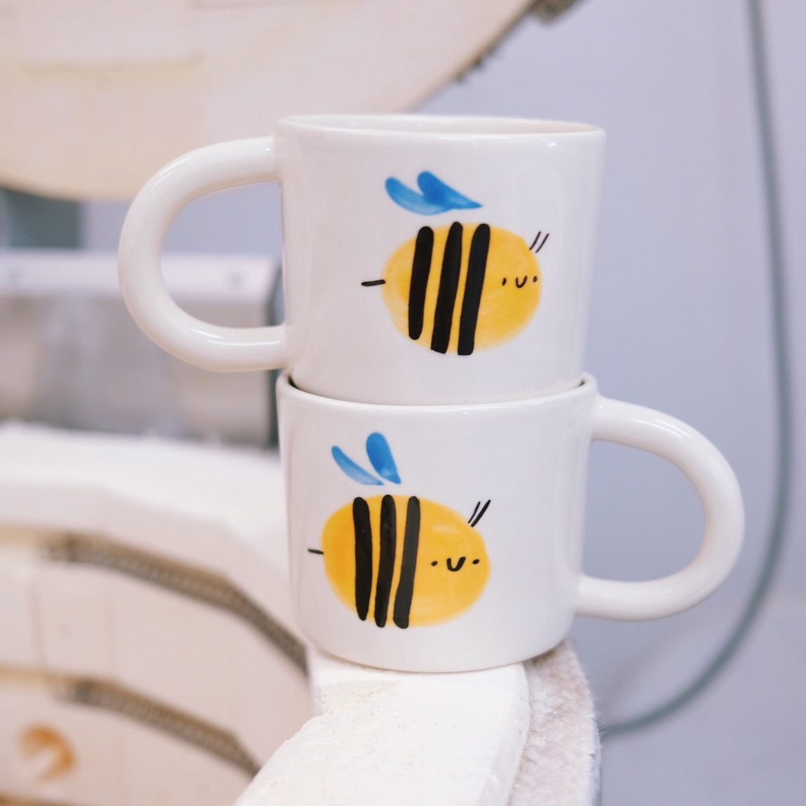 Kubek z pszczołą