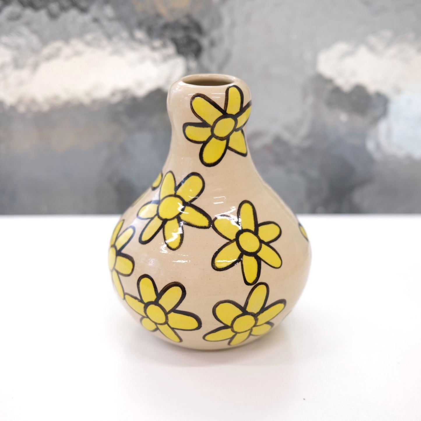 Wazon butelka w żółte kwiaty