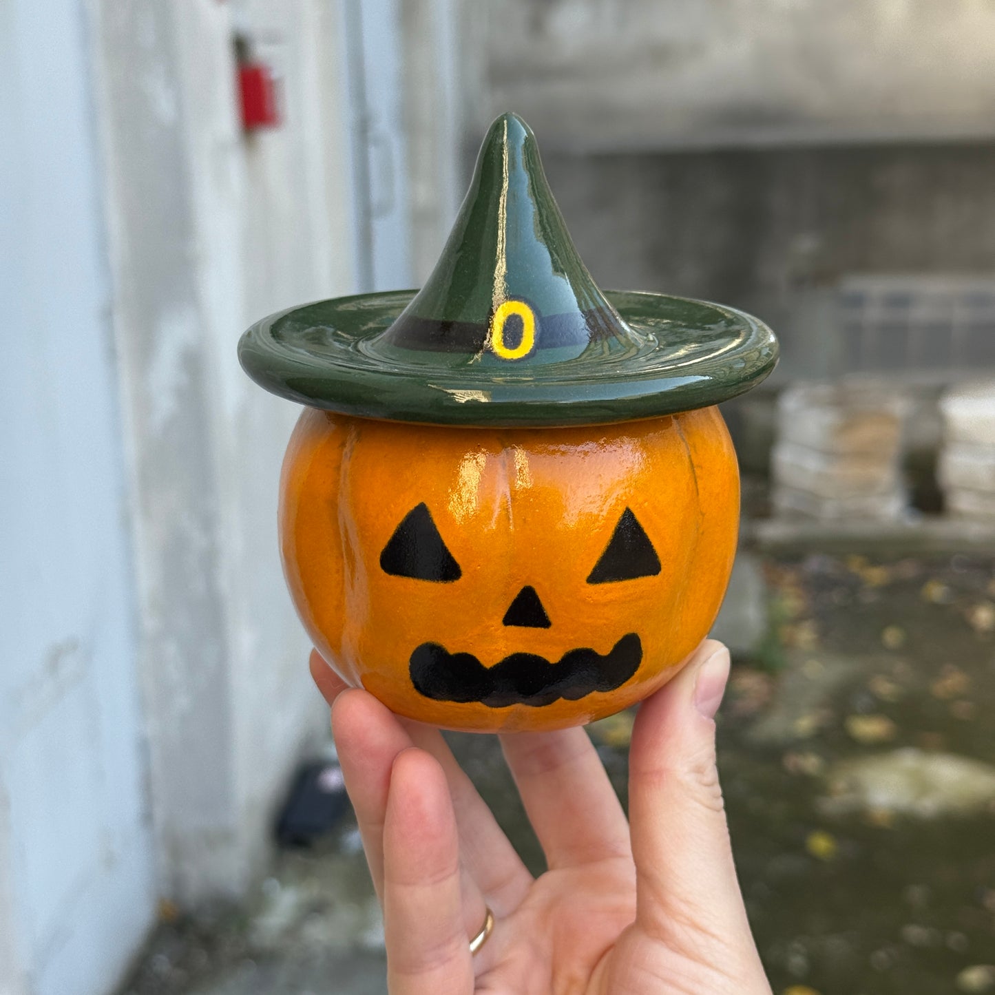 Pudełko - dynia w niskim kapeluszu