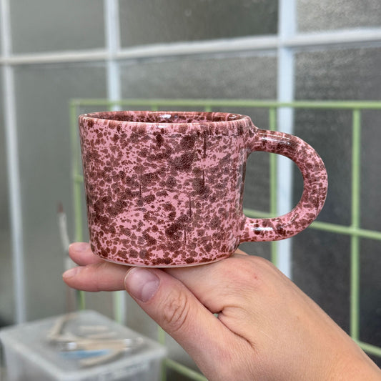Nakrapiany kubek - różowo-brązowy