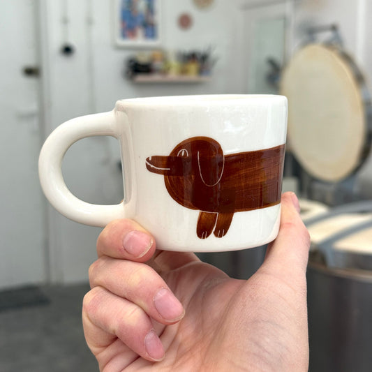 Kubek z brązowym jamnikiem