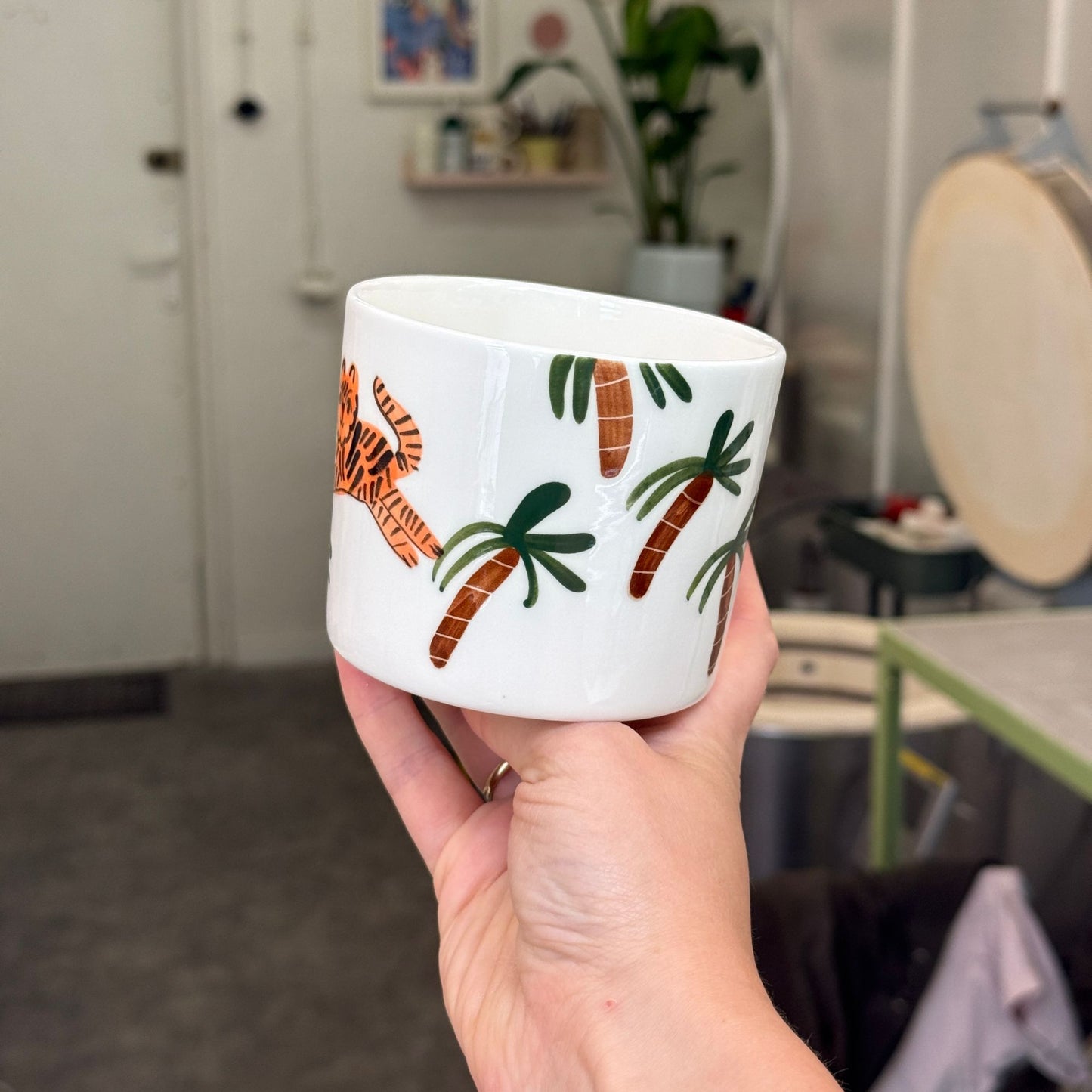 Kubek 400 ml - tygrysy i lamparty pod palmami