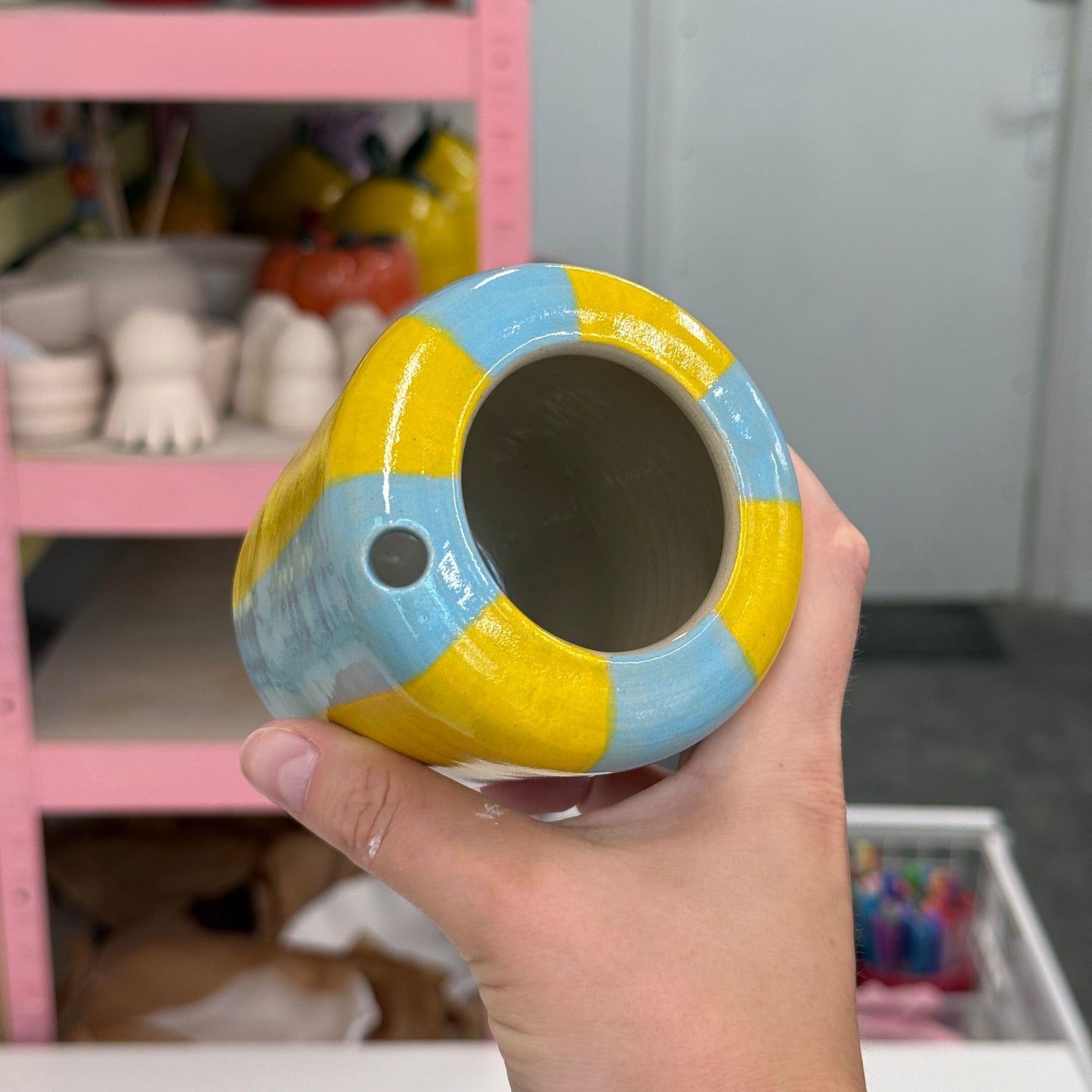 Travel tumbler / kubek na wynos - niebiesko-żółte paski (węższy spód)