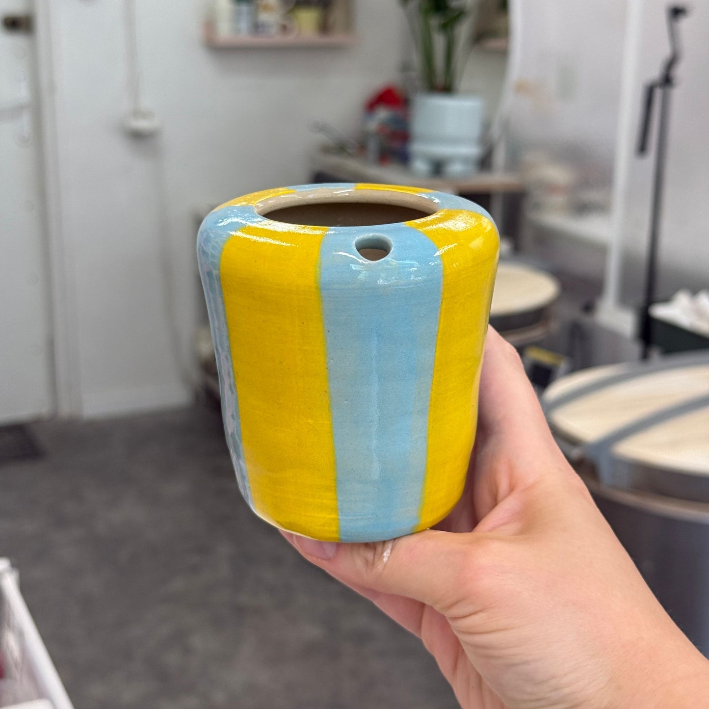 Travel tumbler / kubek na wynos - niebiesko-żółte paski (węższy spód)