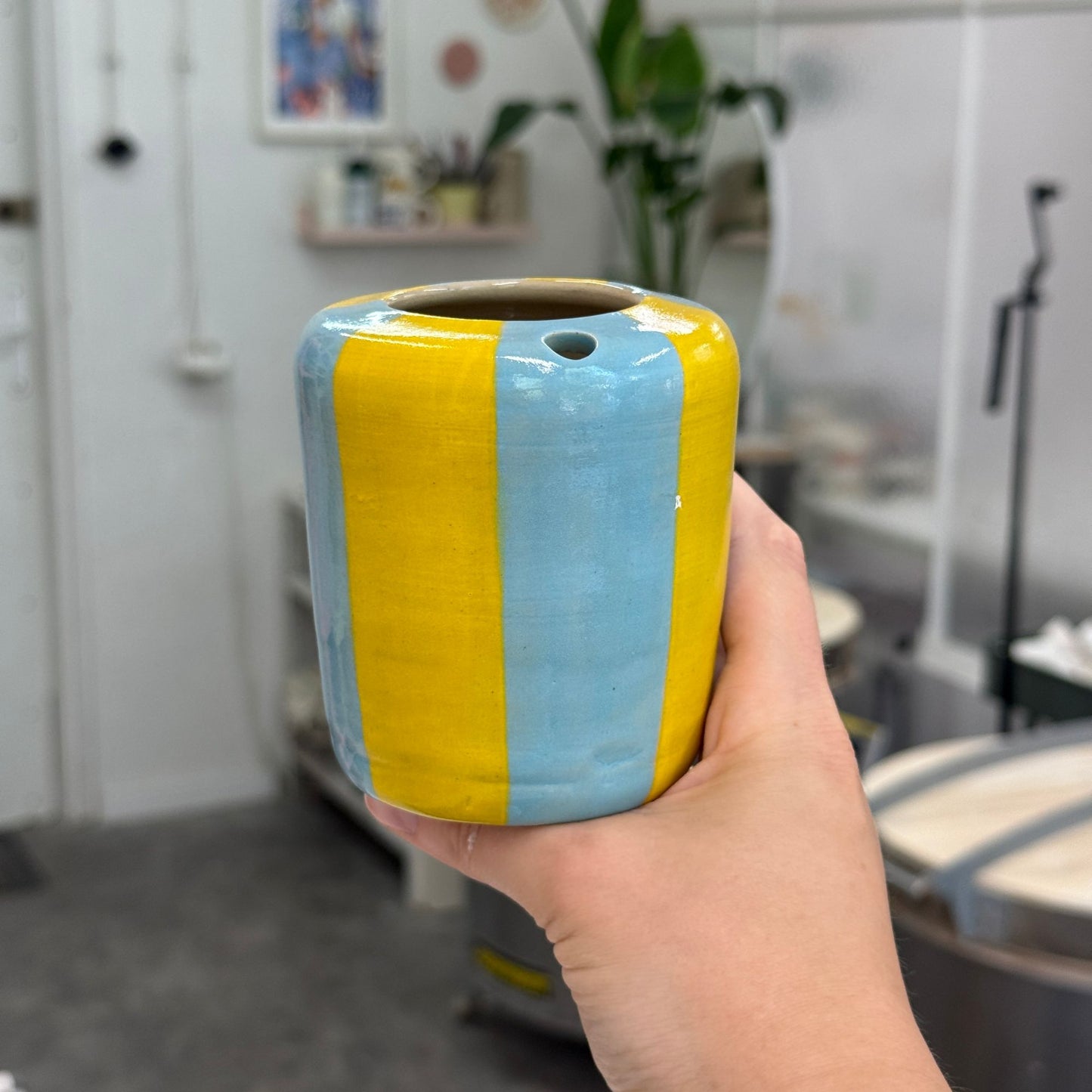 Travel tumbler / kubek na wynos - niebiesko-żółte paski (szeroki spód)