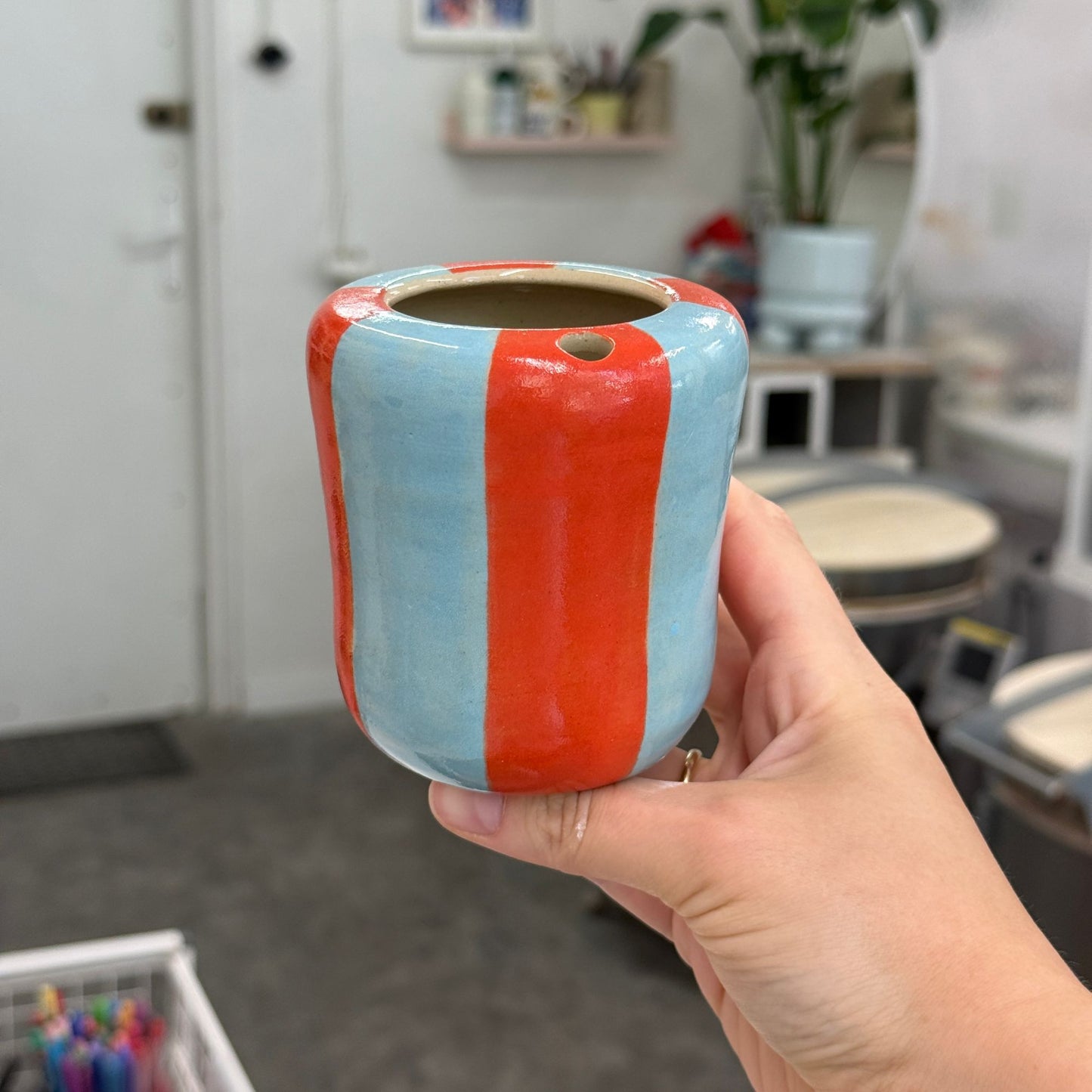 Travel tumbler / kubek na wynos - niebiesko-czerwone paski (szersze)