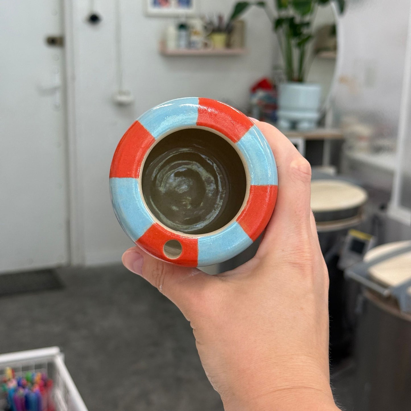 Travel tumbler / kubek na wynos - niebiesko-czerwone paski (szersze)
