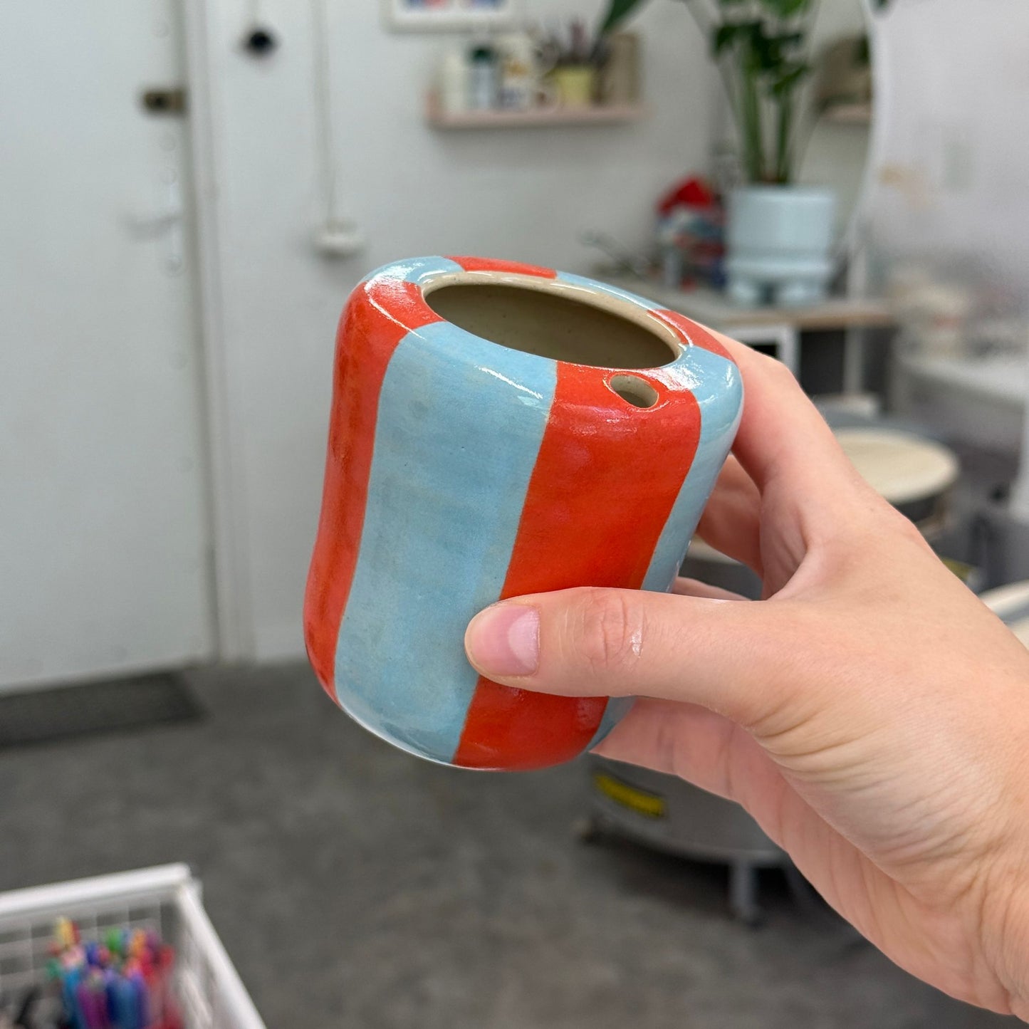 Travel tumbler / kubek na wynos - niebiesko-czerwone paski (szersze)
