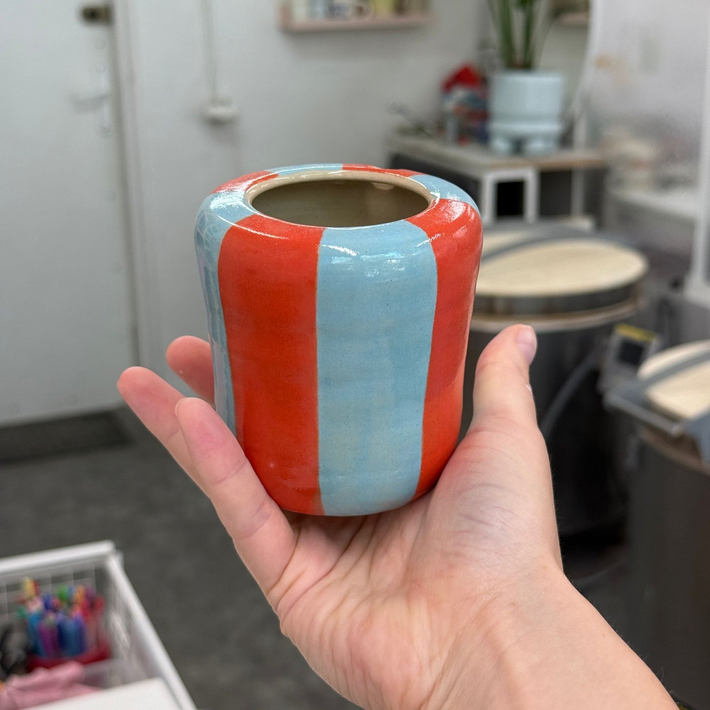 Travel tumbler / kubek na wynos - niebiesko-czerwone paski (szersze)