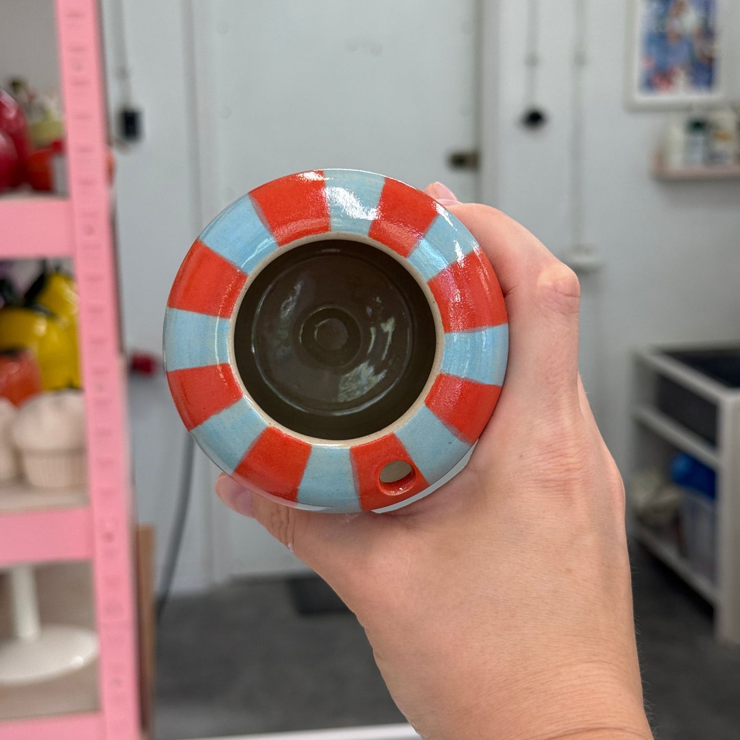 Travel tumbler / kubek na wynos - niebiesko-czerwone paski (węższe)