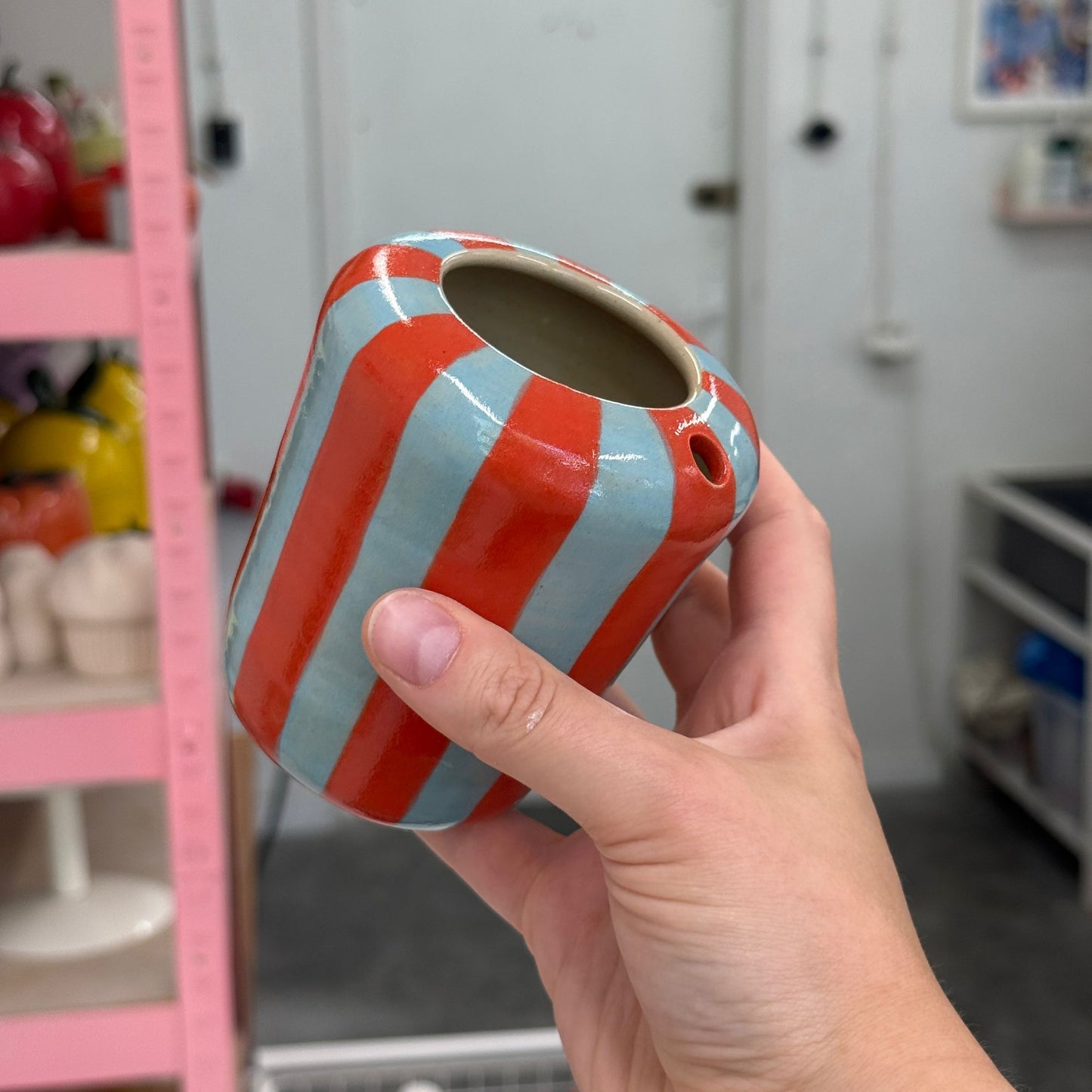 Travel tumbler / kubek na wynos - niebiesko-czerwone paski (węższe)