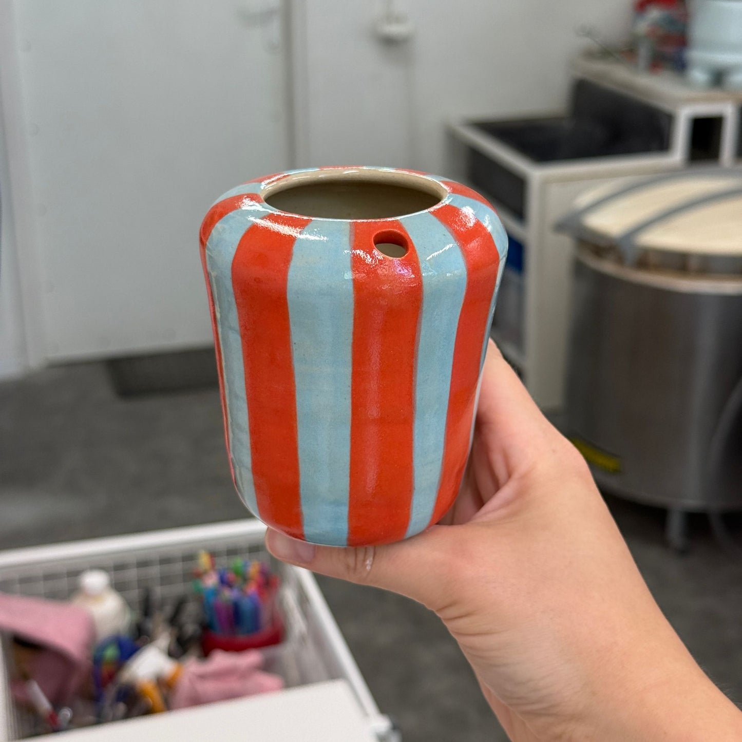 Travel tumbler / kubek na wynos - niebiesko-czerwone paski (węższe)