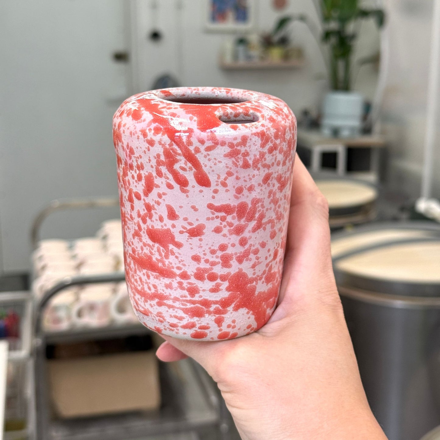 Travel tumbler / kubek na wynos - różowy w czerwone ciapki (płaski dzióbek)