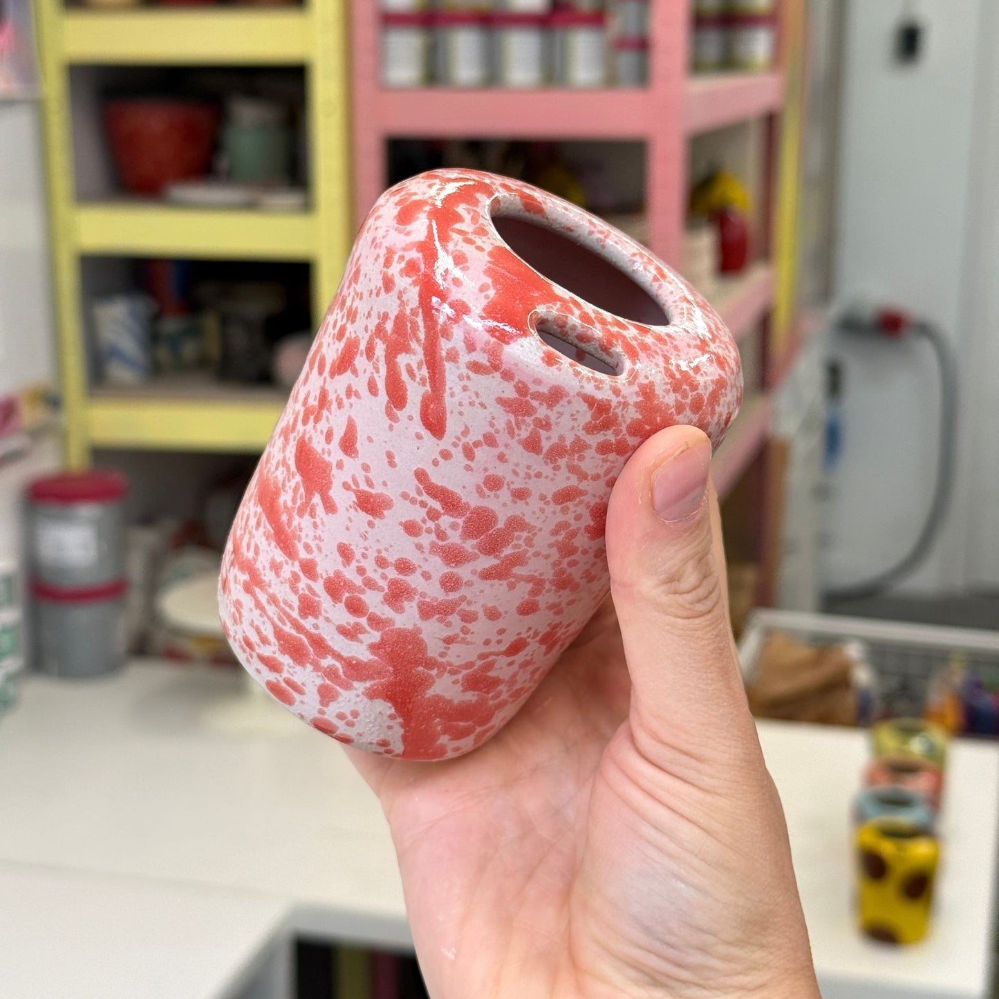 Travel tumbler / kubek na wynos - różowy w czerwone ciapki (płaski dzióbek)