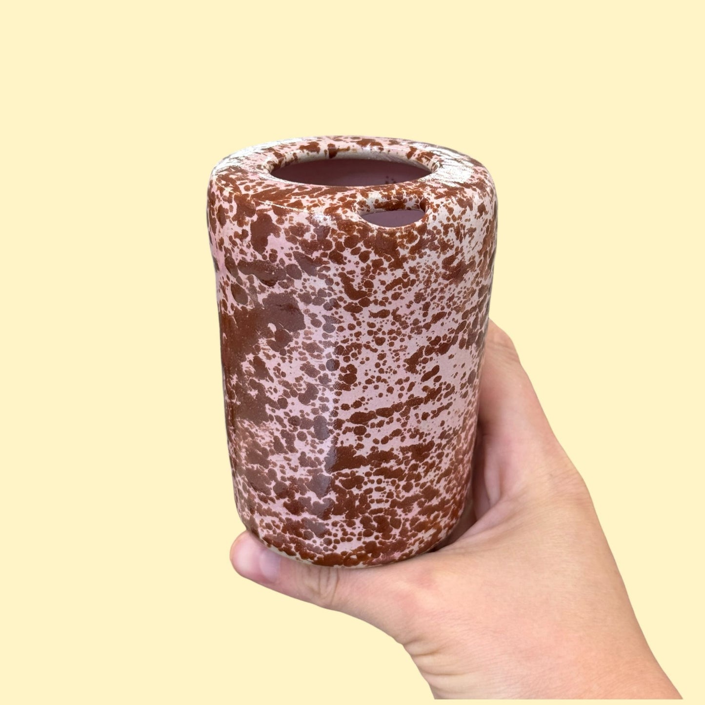 Travel tumbler / kubek na wynos - różowy w brązowe ciapki (płaski dzióbek)