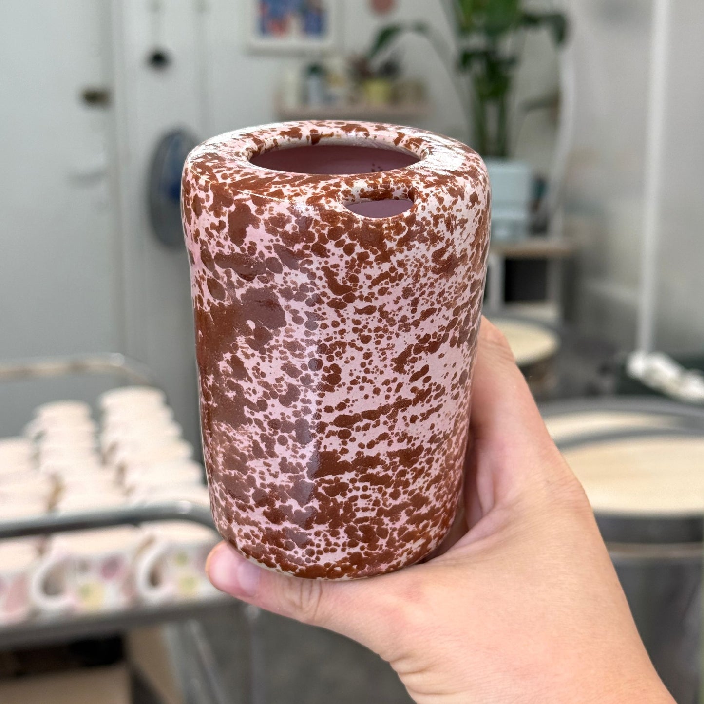 Travel tumbler / kubek na wynos - różowy w brązowe ciapki (płaski dzióbek)
