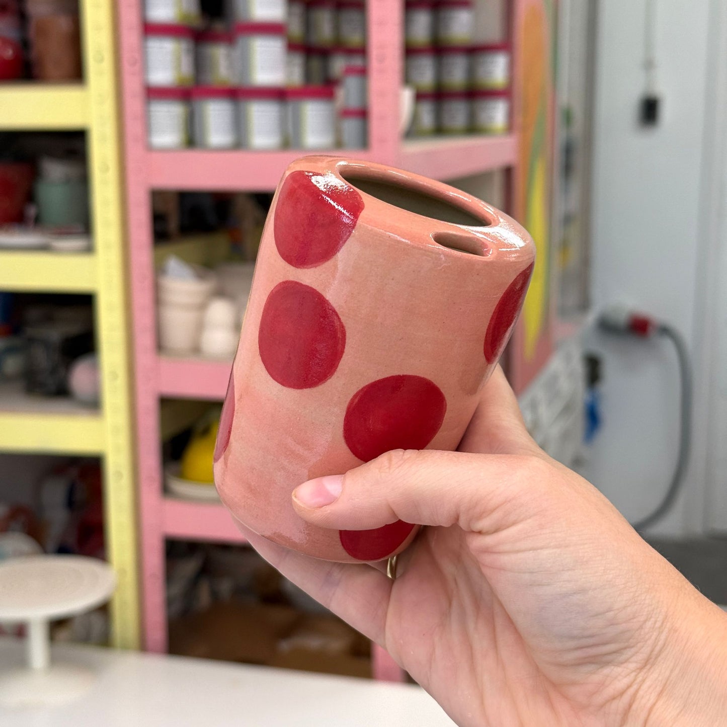 Travel tumbler / kubek na wynos - czerwone kropki (płaski dzióbek)