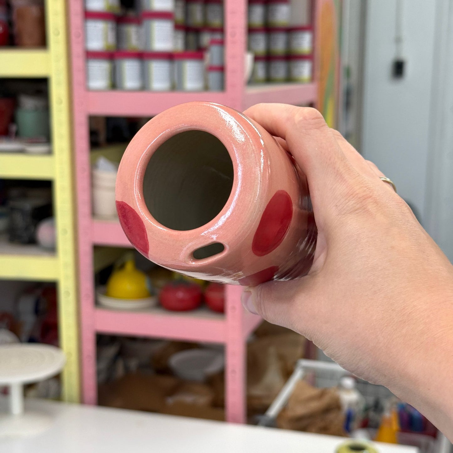 Travel tumbler / kubek na wynos - czerwone kropki (płaski dzióbek)