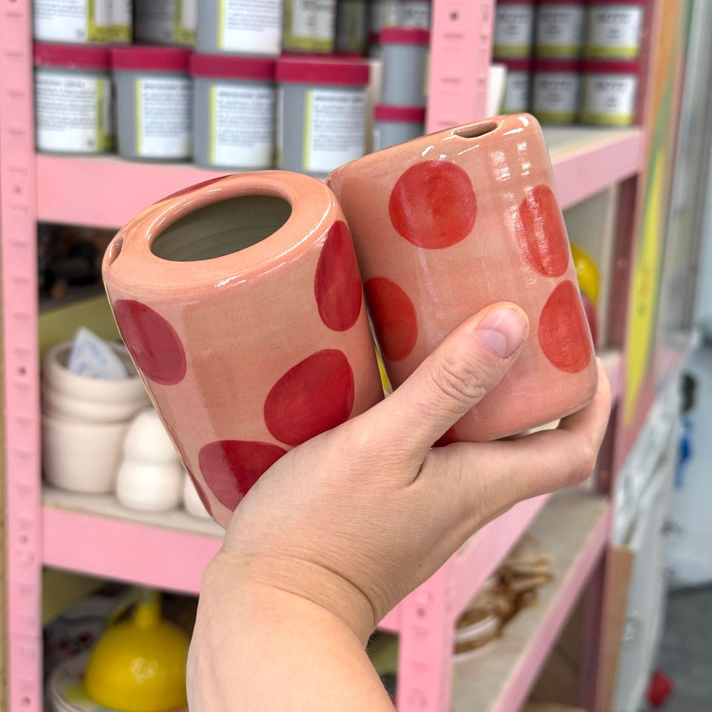 Travel tumbler / kubek na wynos - czerwone kropki (płaski dzióbek)