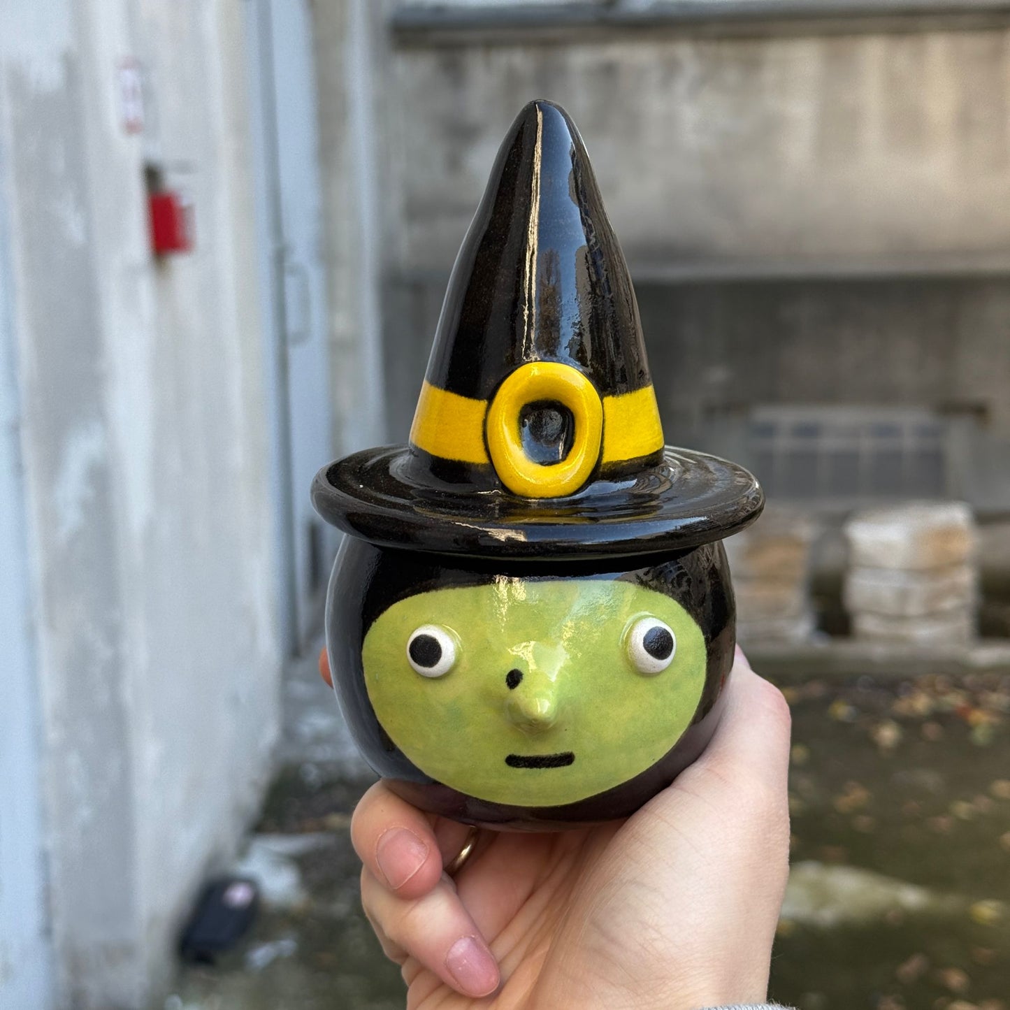 Pudełko - czarownica w czarnym kapeluszu