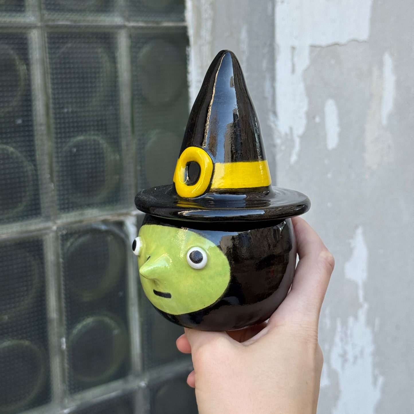 Pudełko - czarownica w czarnym kapeluszu