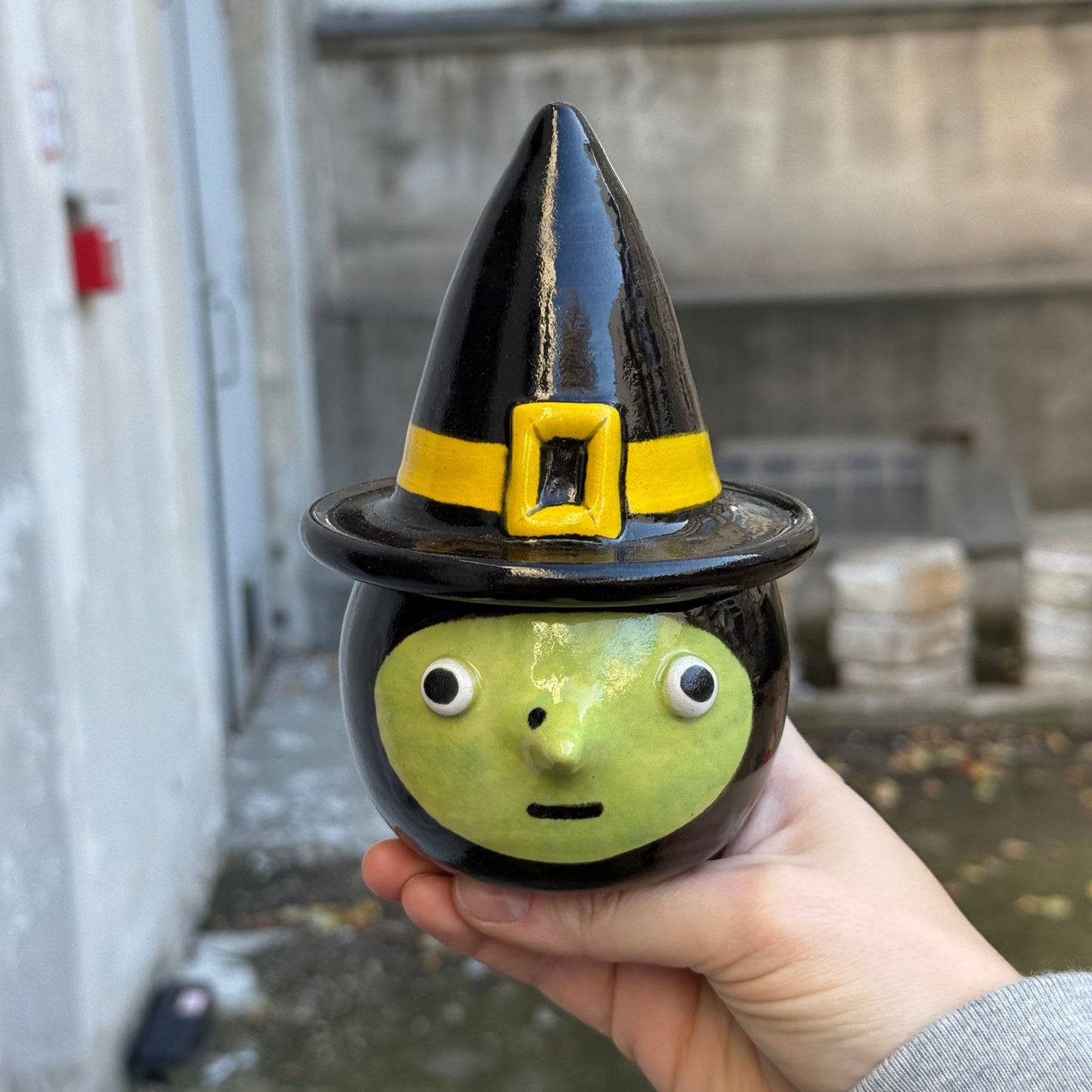 Pudełko - czarownica w czarnym kapeluszu