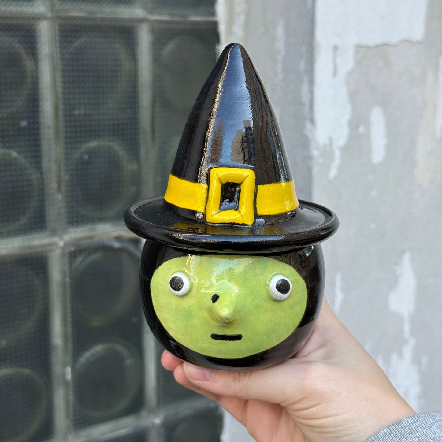 Pudełko - czarownica w czarnym kapeluszu