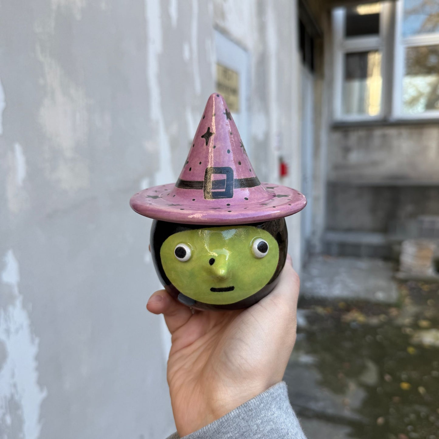 Pudełko - czarownica w fioletowym kapeluszu