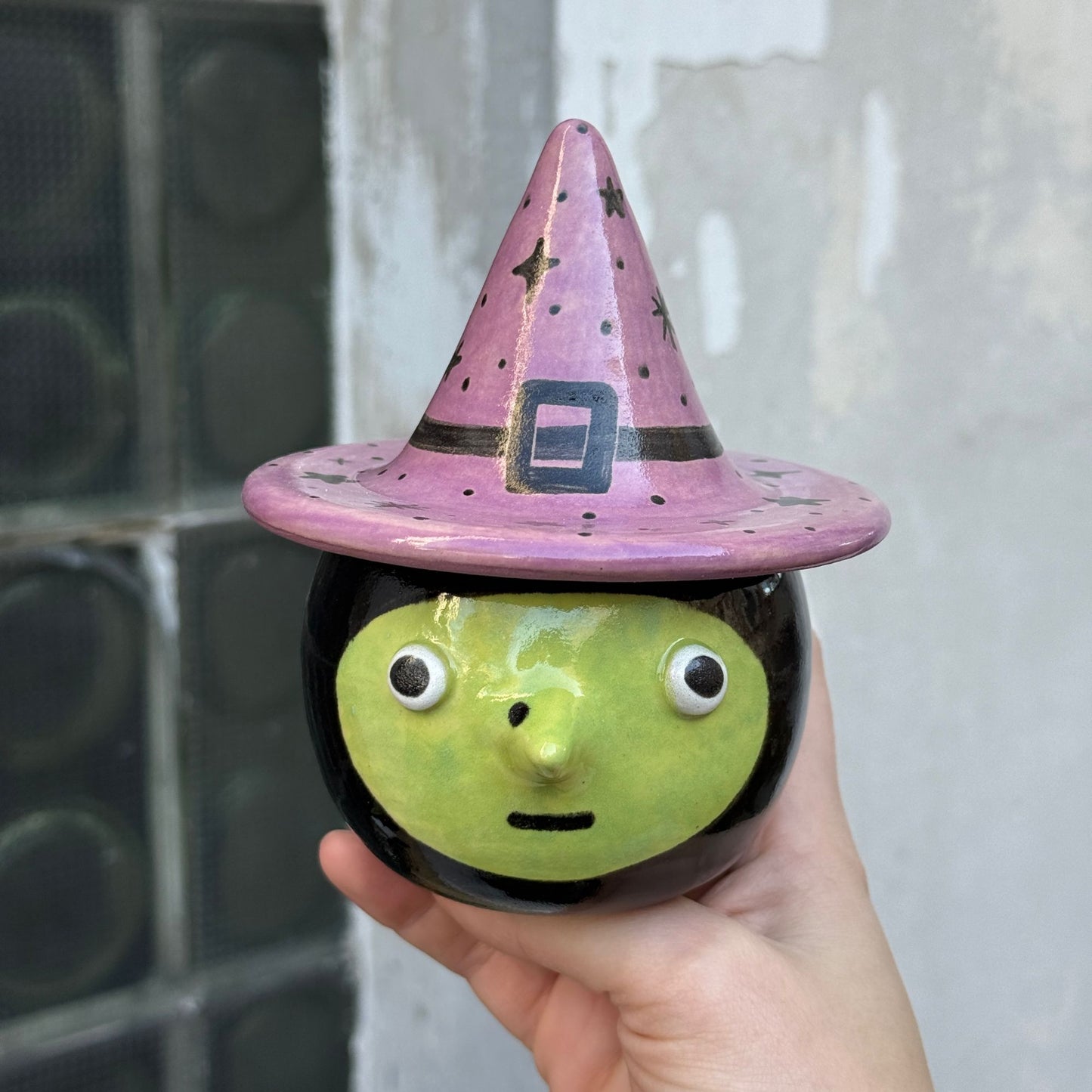 Pudełko - czarownica w fioletowym kapeluszu